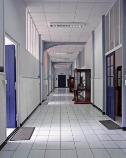 Bâtiment B : couloir de l'administration, au 1er étage. © Région Bourgogne-Franche-Comté, Inventaire du patrimoine Bâtiment B : couloir de l'administration, au 1er étage. © Région Bourgogne-Franche-Comté, Inventaire du patrimoine