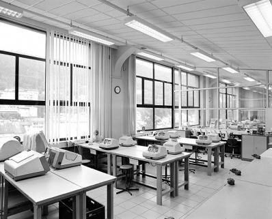 Bâtiment B, optique-lunetterie (1er étage) : machines à déborder. © Région Bourgogne-Franche-Comté, Inventaire du patrimoine Bâtiment B, optique-lunetterie (1er étage) : machines à déborder. © Région Bourgogne-Franche-Comté, Inventaire du patrimoine