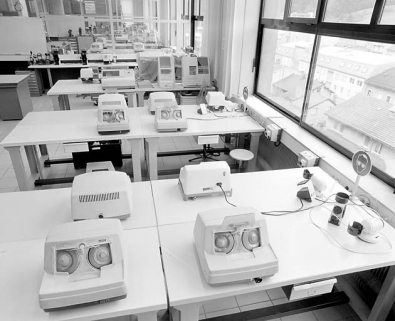 Bâtiment B, optique-lunetterie (1er étage) : ensemble de machines à déborder. Meuleuses MD2, d'Essilor. © Région Bourgogne-Franche-Comté, Inventaire du patrimoine Bâtiment B, optique-lunetterie (1er étage) : ensemble de machines à déborder. Meuleuses MD2, d'Essilor. © Région Bourgogne-Franche-Comté, Inventaire du patrimoine