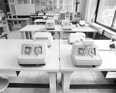 Ensemble de meuleuses Essilor MD2. Bâtiment de l'enseignement (B), Optique lunetterie (salle 123). © Région Bourgogne-Franche-Comté, Inventaire du patrimoine