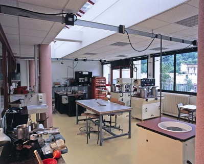 Bâtiment F : atelier de fabrication des composants optiques. © Région Bourgogne-Franche-Comté, Inventaire du patrimoine Bâtiment F : atelier de fabrication des composants optiques. © Région Bourgogne-Franche-Comté, Inventaire du patrimoine
