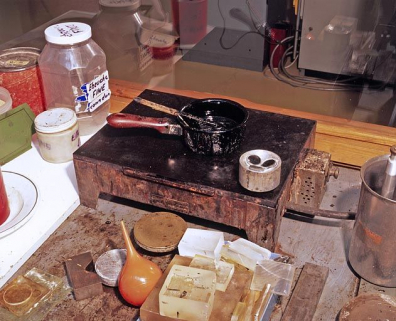 Chaufferette pour le polissoir à poix. Bâtiment de l'enseignement (F), atelier de fabrication des composants optiques. Déposée à la surface de l'outil, la poix en épouse la forme et use le composant via un produit abrasif intercalé entre eux. © Région Bourgogne-Franche-Comté, Inventaire du patrimoine