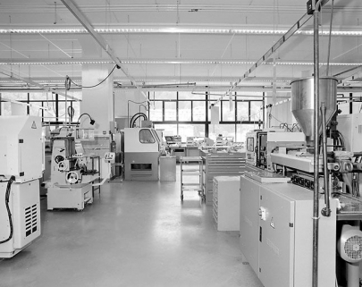 Bâtiment B, atelier de mécanique (rez-de-chaussée) : fraiseuses à gauche, presse à injection à droite. © Région Bourgogne-Franche-Comté, Inventaire du patrimoine Bâtiment B, atelier de mécanique (rez-de-chaussée) : fraiseuses à gauche, presse à injection à droite. © Région Bourgogne-Franche-Comté, Inventaire du patrimoine