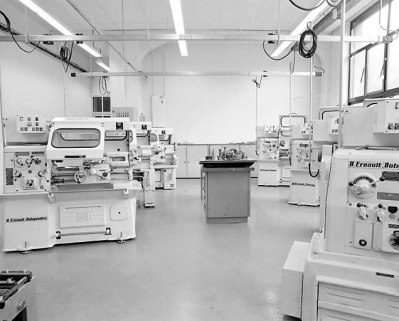 Bâtiment B, atelier de mécanique (rez-de-chaussée) : vue d'ensemble des tours Ernault Batignolles. © Région Bourgogne-Franche-Comté, Inventaire du patrimoine Bâtiment B, atelier de mécanique (rez-de-chaussée) : vue d'ensemble des tours Ernault Batignolles. © Région Bourgogne-Franche-Comté, Inventaire du patrimoine