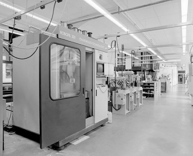 Bâtiment B, atelier de mécanique (rez-de-chaussée) : machine d'usinage par électroérosion à fil. Machine Robofil 300, de la société Agie Charmilles. © Région Bourgogne-Franche-Comté, Inventaire du patrimoine Bâtiment B, atelier de mécanique (rez-de-chaussée) : machine d'usinage par électroérosion à fil. Machine Robofil 300, de la société Agie Charmilles. © Région Bourgogne-Franche-Comté, Inventaire du patrimoine