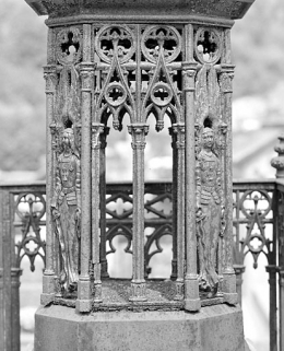 Tombeau d'Eugénie Girod : arcature double et anges sur le piédestal. © Région Bourgogne-Franche-Comté, Inventaire du patrimoine