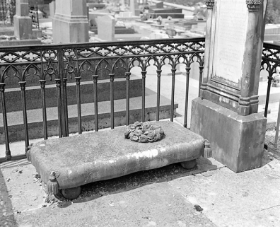 Tombeau de Julie Girod : la plate-forme et sa couronne de roses. © Région Bourgogne-Franche-Comté, Inventaire du patrimoine