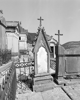 Stèle de Pierre-Célestin Vandel. © Région Bourgogne-Franche-Comté, Inventaire du patrimoine Stèle de Pierre-Célestin Vandel. © Région Bourgogne-Franche-Comté, Inventaire du patrimoine