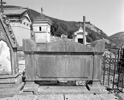 Stèle de la famille de Jean-Gabriel-Germain Vandel. © Région Bourgogne-Franche-Comté, Inventaire du patrimoine Stèle de la famille de Jean-Gabriel-Germain Vandel. © Région Bourgogne-Franche-Comté, Inventaire du patrimoine