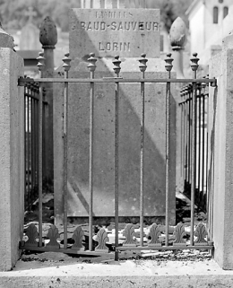 Grille, socle de la colonne et inscriptions. © Région Bourgogne-Franche-Comté, Inventaire du patrimoine
