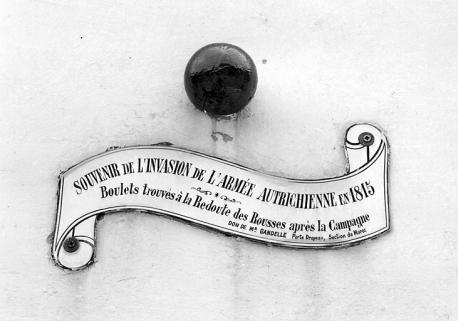 Boulet et plaque émaillée en partie basse de l'obélisque. © Région Bourgogne-Franche-Comté, Inventaire du patrimoine