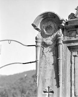 Torches, guirlande et couronne mortuaire. © Région Bourgogne-Franche-Comté, Inventaire du patrimoine