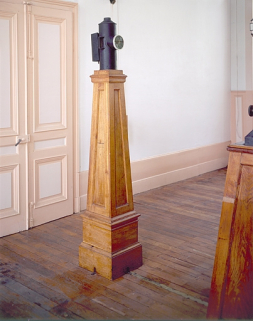 L'une des deux lanternes permettant d'éclairer les cercles gradués de la lunette. © Région Bourgogne-Franche-Comté, Inventaire du patrimoine L'une des deux lanternes permettant d'éclairer les cercles gradués de la lunette. © Région Bourgogne-Franche-Comté, Inventaire du patrimoine