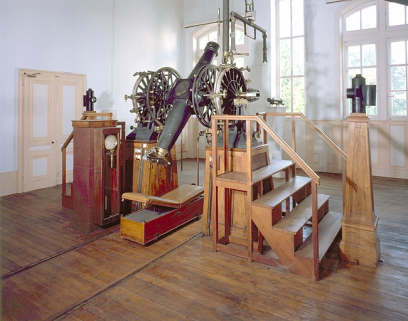 Vue d'ensemble de la lunette et de ses accessoires avec la chaise d'observateur. © Région Bourgogne-Franche-Comté, Inventaire du patrimoine Vue d'ensemble de la lunette et de ses accessoires avec la chaise d'observateur. © Région Bourgogne-Franche-Comté, Inventaire du patrimoine