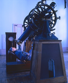 Observation avec le micromètre depuis le siège d'astronome. © Région Bourgogne-Franche-Comté, Inventaire du patrimoine Observation avec le micromètre depuis le siège d'astronome. © Région Bourgogne-Franche-Comté, Inventaire du patrimoine