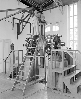 Utilisation de l'escabeau à marches, avec la lunette à la verticale pour les observations nadirales. © Région Bourgogne-Franche-Comté, Inventaire du patrimoine