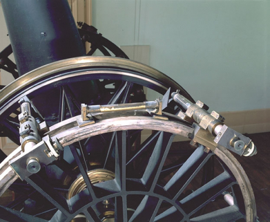 Vue de détail d'un des deux cercles avec niveau et microscopes. © Région Bourgogne-Franche-Comté, Inventaire du patrimoine Vue de détail d'un des deux cercles avec niveau et microscopes. © Région Bourgogne-Franche-Comté, Inventaire du patrimoine