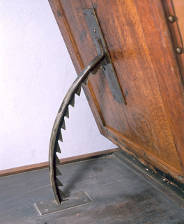 Mécanisme d'inclinaison du dossier. © Région Bourgogne-Franche-Comté, Inventaire du patrimoine Mécanisme d'inclinaison du dossier. © Région Bourgogne-Franche-Comté, Inventaire du patrimoine