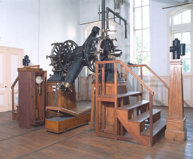 Vue d'ensemble de la salle méridienne, avec la lunette de face. © Région Bourgogne-Franche-Comté, Inventaire du patrimoine Vue d'ensemble de la salle méridienne, avec la lunette de face. © Région Bourgogne-Franche-Comté, Inventaire du patrimoine