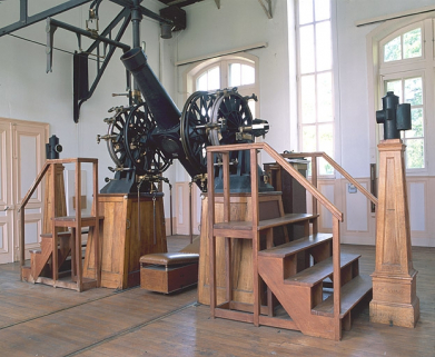 Vue d'ensemble de la salle méridienne, avec la lunette de dos. © Région Bourgogne-Franche-Comté, Inventaire du patrimoine Vue d'ensemble de la salle méridienne, avec la lunette de dos. © Région Bourgogne-Franche-Comté, Inventaire du patrimoine