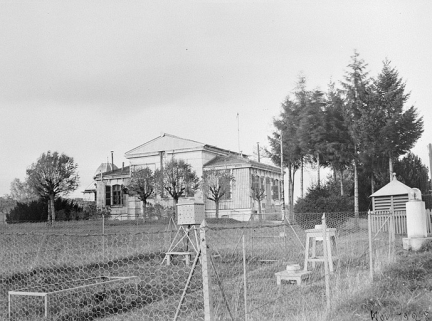 Pavillon de la méridienne et parc météorologique, 1928. © Région Bourgogne-Franche-Comté, Inventaire du patrimoine Pavillon de la méridienne et parc météorologique, 1928. © Région Bourgogne-Franche-Comté, Inventaire du patrimoine