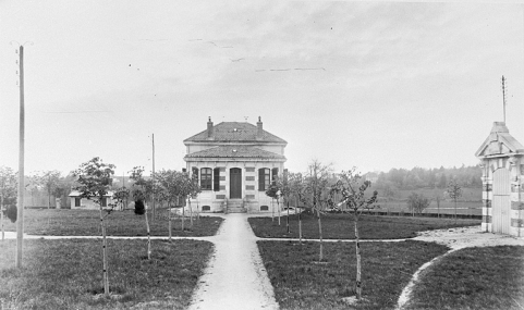 [Vue d'ensemble de la façade est], limite 19e siècle 20e siècle. © Région Bourgogne-Franche-Comté, Inventaire du patrimoine
