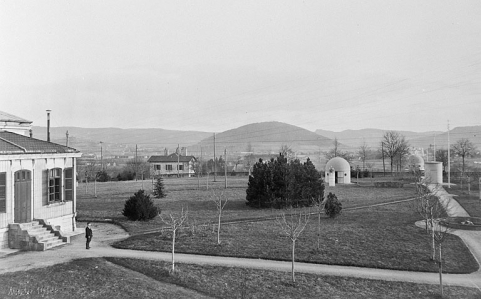 [Vue d'ensemble du pavillon de la méridienne et des coupoles, depuis le nord], 1914. © Région Bourgogne-Franche-Comté, Inventaire du patrimoine
