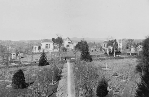 [Vue d'ensemble de la bibliothèque et des pavillons du coudé et de la méridienne, depuis le logement du directeur au sud-ouest], 1921. © Région Bourgogne-Franche-Comté, Inventaire du patrimoine