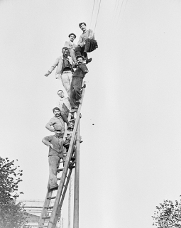 [Poseurs de ligne sur un poteau électrique], 1913 ? © Région Bourgogne-Franche-Comté, Inventaire du patrimoine