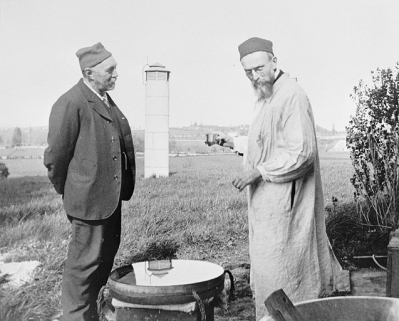 [Deux personnages devant le pilier nord de la mire nord de l'altazimut], 1913. © Région Bourgogne-Franche-Comté, Inventaire du patrimoine