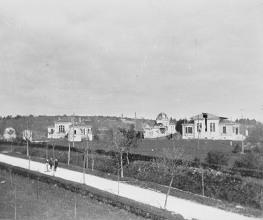 [Vue d'ensemble des pavillons depuis la conciergerie (bâtiment des aides) au sud-est], 1911. © Région Bourgogne-Franche-Comté, Inventaire du patrimoine