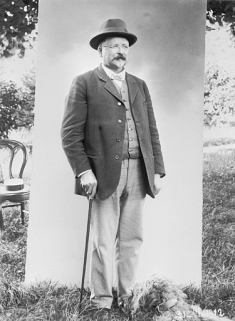 [Portrait en pied d'Auguste Lebeuf, directeur de l'observatoire], 1912. © Région Bourgogne-Franche-Comté, Inventaire du patrimoine