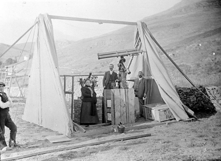 [Cistierna. Août 1905. Mission Hamy. Aurelio Garcia, M et Mme Leboeuf et M X posant à côté de la lunette photographique]. © Région Bourgogne-Franche-Comté, Inventaire du patrimoine