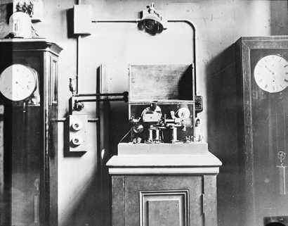 Chronographe imprimant Prin synchronisé par une pendule TM [temps moyen], entre 1932 et 1934.  Le chronographe est placé entre les pendules Leroy n° 1157 à gauche et Fénon n° 115 à droite. © Région Bourgogne-Franche-Comté, Inventaire du patrimoine