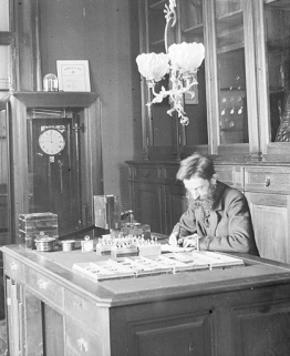 [Contrôle des chronomètres dans le pavillon de la méridienne, au rez-de-chaussée de la salle est], 1er quart 20e siècle. © Région Bourgogne-Franche-Comté, Inventaire du patrimoine