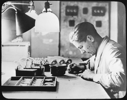 Observation des montres sur le chronographe imprimant Prin [au sous-sol du pavillon de la méridienne], 1ère moitié 20e siècle. © Région Bourgogne-Franche-Comté, Inventaire du patrimoine