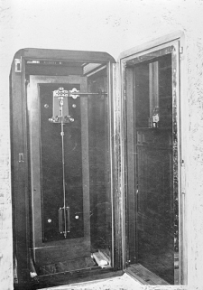 [Pendule Leroy n° 16419, dans une armoire à pression contrôlée], 1ère moitié 20e siècle ? © Région Bourgogne-Franche-Comté, Inventaire du patrimoine