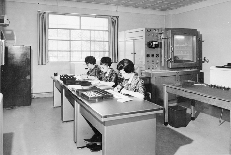 [Contrôles de montres par les calculatrices de la chronométrie, dans le laboratoire à l'est du pavillon de la méridienne], années 1960. © Région Bourgogne-Franche-Comté, Inventaire du patrimoine