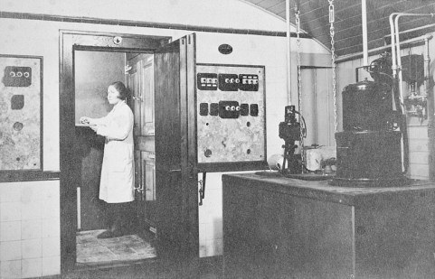 Service des Chronomètres. Appareil frigorifique Barthod (Autofrigor Eysher Wiss), 1932. La personne photographiée est Mme Bourdot épouse Lassus © Région Bourgogne-Franche-Comté, Inventaire du patrimoine Service des Chronomètres. Appareil frigorifique Barthod (Autofrigor Eysher Wiss), 1932. La personne photographiée est Mme Bourdot épouse Lassus © Région Bourgogne-Franche-Comté, Inventaire du patrimoine