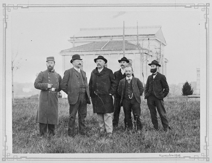 [Le personnel de l'observatoire devant le pavillon de la méridienne], 1909. © Région Bourgogne-Franche-Comté, Inventaire du patrimoine