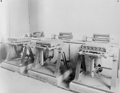 [Ensemble de trois tables vibrantes acquises pour les tests des chronomètres et des compteurs du Service technique de l'Aéronautique], 2e quart 20e siècle. © Région Bourgogne-Franche-Comté, Inventaire du patrimoine