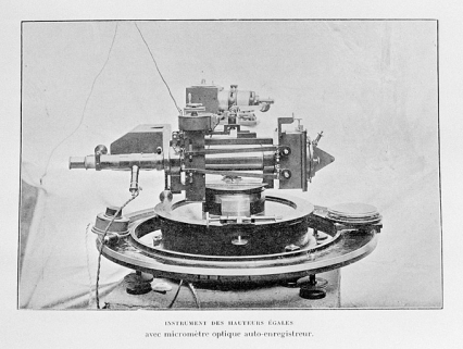 Instrument des hauteurs égales avec micromètre optique auto-enregistreur, 1936. © Région Bourgogne-Franche-Comté, Inventaire du patrimoine Instrument des hauteurs égales avec micromètre optique auto-enregistreur, 1936. © Région Bourgogne-Franche-Comté, Inventaire du patrimoine
