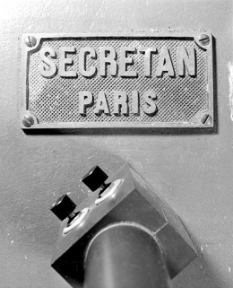 Plaque portant le nom du fabricant. © Région Bourgogne-Franche-Comté, Inventaire du patrimoine