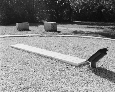 Vue latérale de la dalle centrale, après restauration. © Région Bourgogne-Franche-Comté, Inventaire du patrimoine Vue latérale de la dalle centrale, après restauration. © Région Bourgogne-Franche-Comté, Inventaire du patrimoine