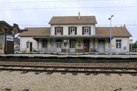 Bâtiment des voyageurs : façade postérieure, de face. © Région Bourgogne-Franche-Comté, Inventaire du patrimoine Bâtiment des voyageurs : façade postérieure, de face. © Région Bourgogne-Franche-Comté, Inventaire du patrimoine