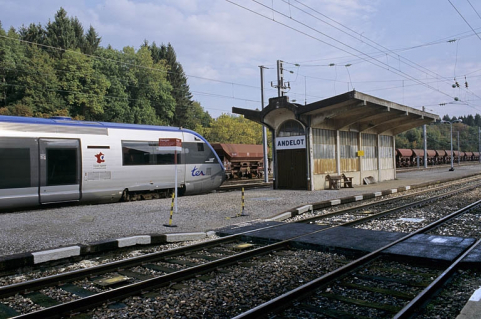Abri de voyageurs, depuis le sud-ouest, avec autorail X 73500. © Région Bourgogne-Franche-Comté, Inventaire du patrimoine Abri de voyageurs, depuis le sud-ouest, avec autorail X 73500. © Région Bourgogne-Franche-Comté, Inventaire du patrimoine
