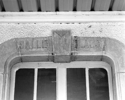 Bâtiment des voyageurs : plate-bande d'une fenêtre de la salle d'attente de troisième classe. © Région Bourgogne-Franche-Comté, Inventaire du patrimoine