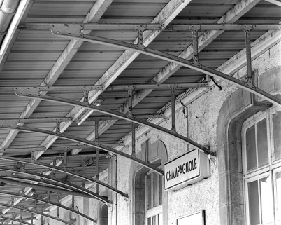 Bâtiment des voyageurs : consoles métalliques soutenant l'auvent. © Région Bourgogne-Franche-Comté, Inventaire du patrimoine