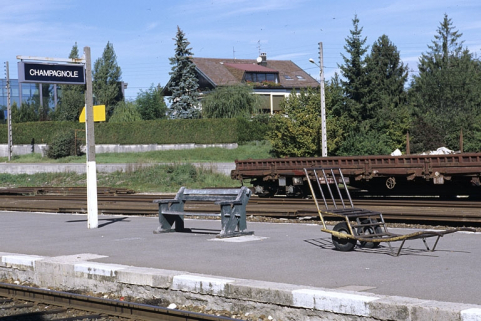Quai des voyageurs, avec panneau, banc et brouette à bagages. © Région Bourgogne-Franche-Comté, Inventaire du patrimoine