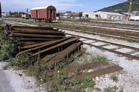 Traverses métalliques réformées stockées en gare de Champagnole. © Région Bourgogne-Franche-Comté, Inventaire du patrimoine